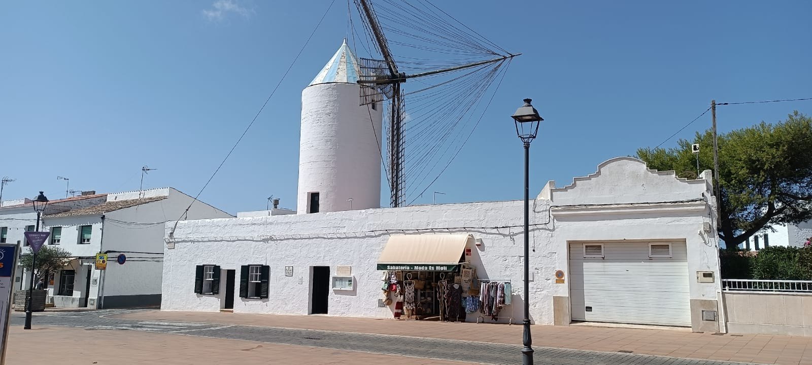 La tienda Sabatería y Moda Es Molí, junto al molino de Sant Lluís (Menorca)