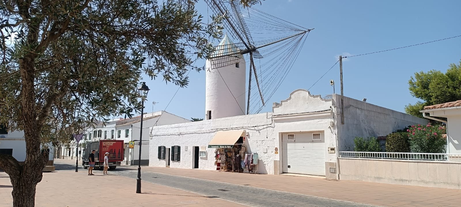 La tienda Sabatería y Moda Es Molí, junto al molino de Sant Lluís (Menorca)